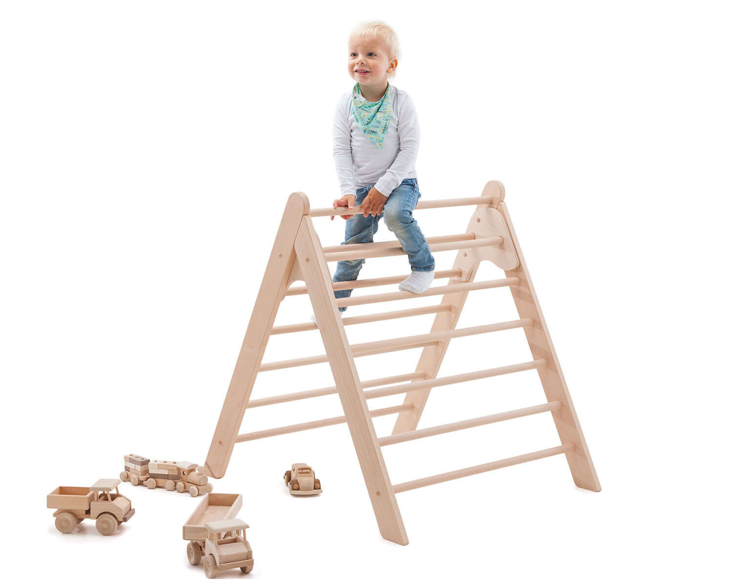 Kind klettert auf einem handgefertigten Pikler Kletterdreieck aus Buchenholz mit Spielzeugautos umgeben, ideal für Motorik und Bewegungssicherheit.