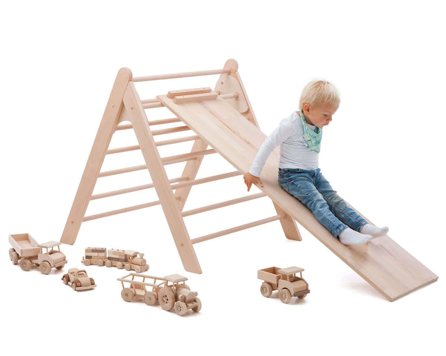 Kind spielt auf Pikler Kletterdreieck Set mit Rutschbrett, handgefertigt aus Holz, ideal für Motorik-Training und Bewegungssicherheit.