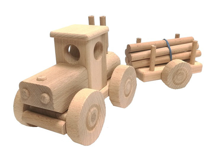 Holztraktor mit Baumstämmen
