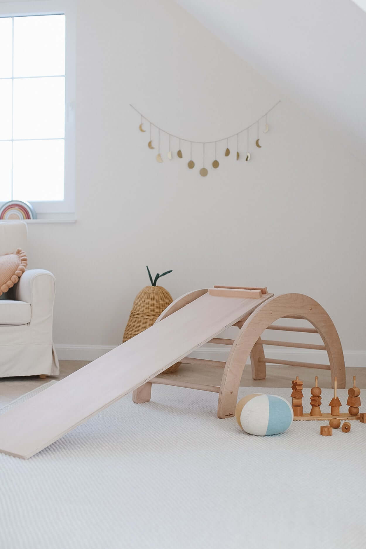 Holz-Kletterbogen mit Rutschbrett im Kinderzimmer, pädagogisches Spielzeug für Motorik und Balance, nach Emmi Pikler Art.