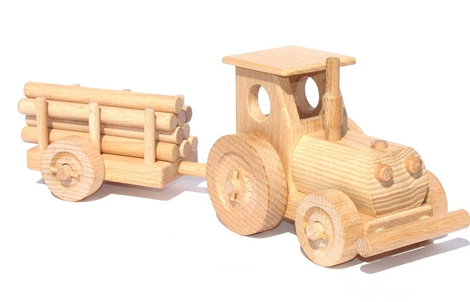 Traktor mit Anhänger und Holzstämmen