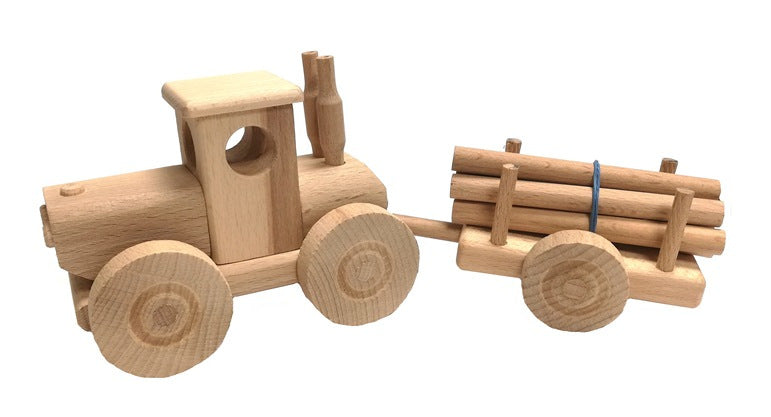 Holztraktor mit Baumstämmen